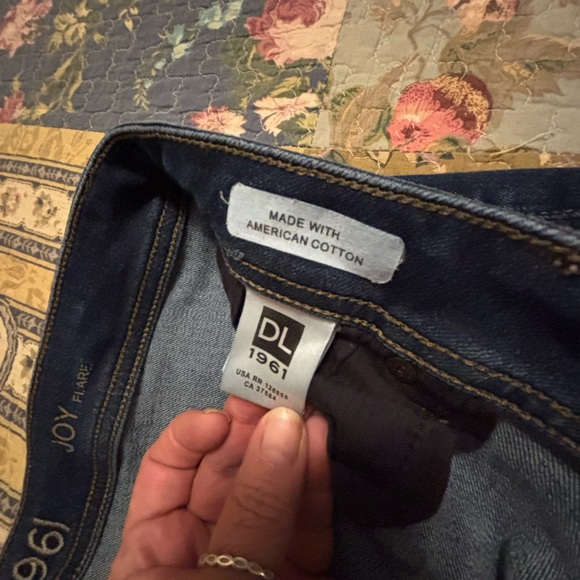 DL1961 Joy Flare Pulse Women's Jeans 32 EUC - Picture 3 of 8